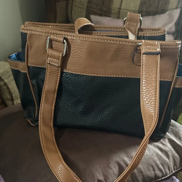 Elegant Black and Tan Handbag - Picture 3 of 5